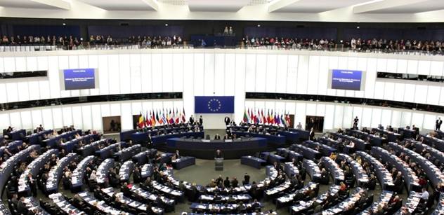 Mladý politik vedoucí levicovou eurokandidátku s Konečnou: Když začneme objímat cizí vlajky, je to problém. Ať už je americká, čínská, tibetská či ruská